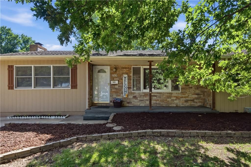 215 N Maple Street — photo 1