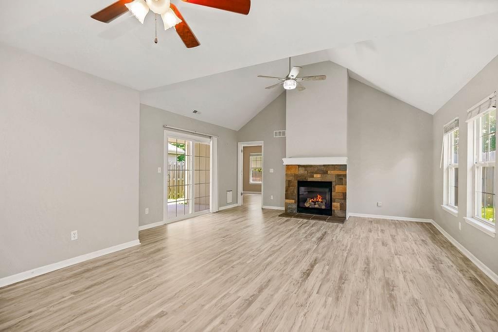 2210 E Sycamore Street — photo 1