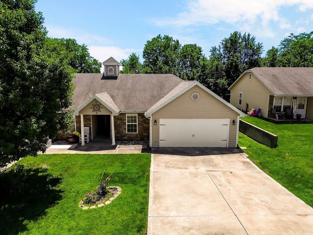 2210 E Sycamore Street — photo 2