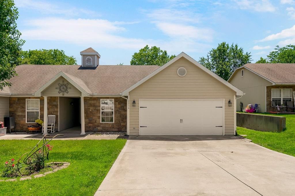2210 E Sycamore Street — photo 5