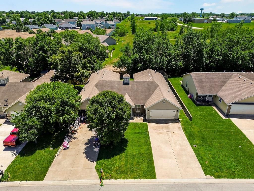 2210 E Sycamore Street — photo 25