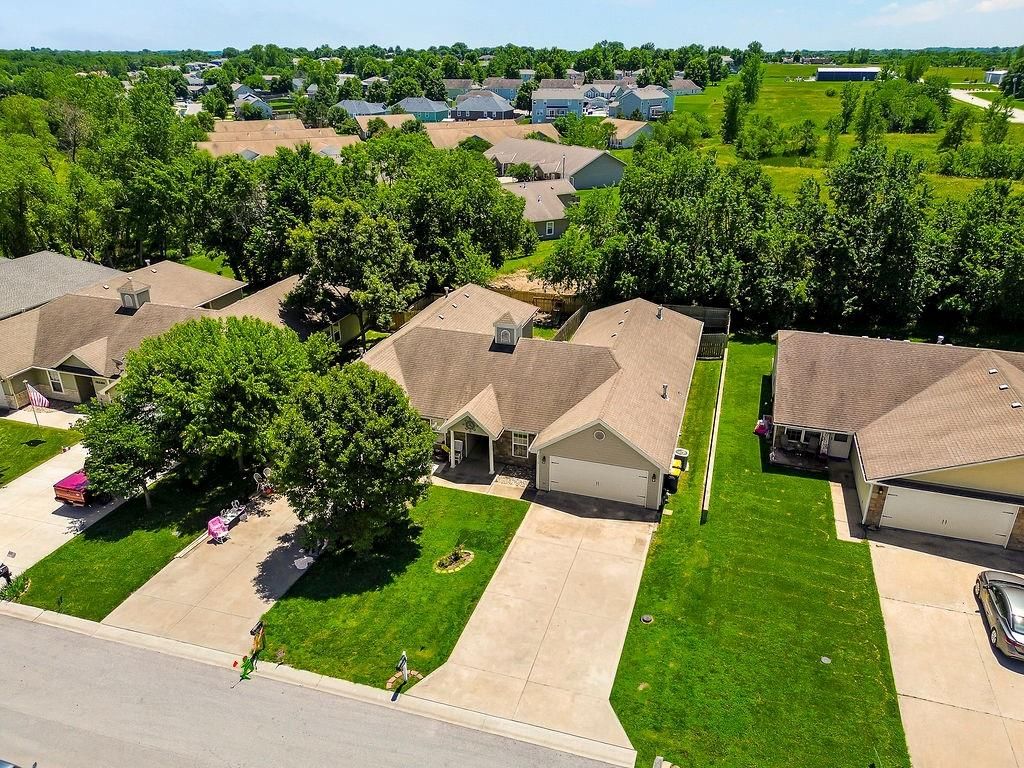 2210 E Sycamore Street — photo 26