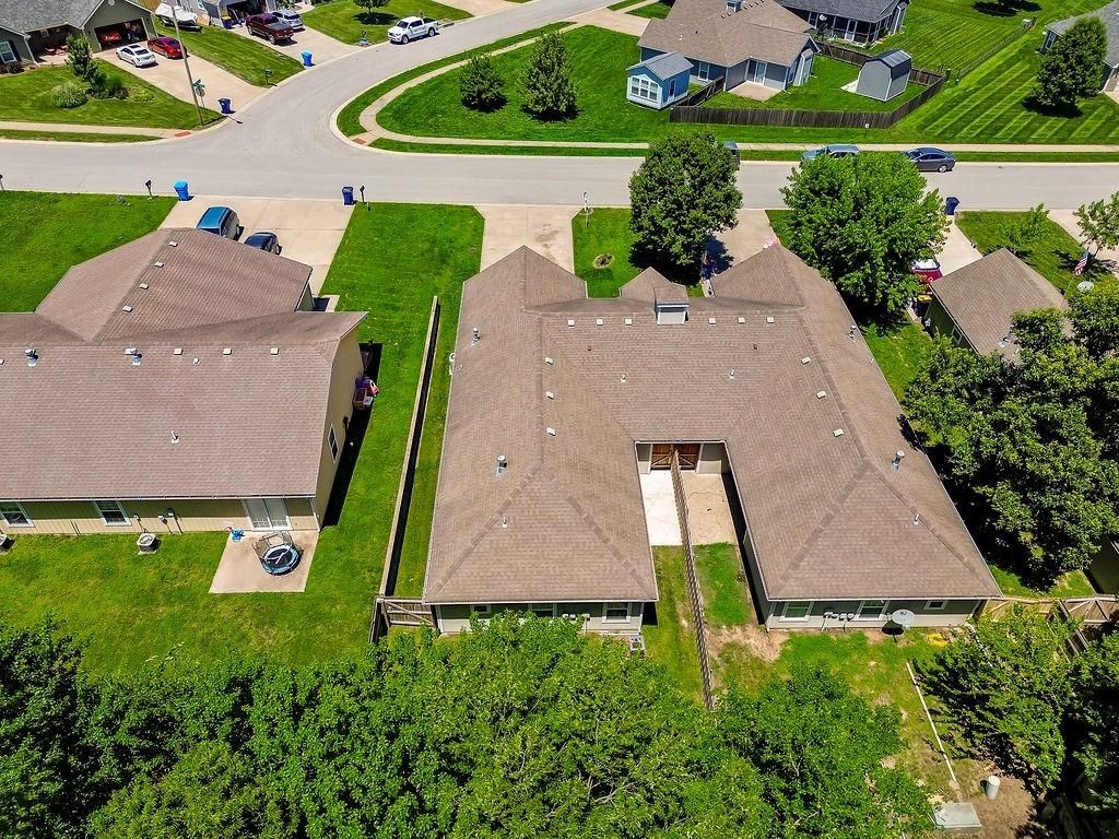 2210 E Sycamore Street — photo 30