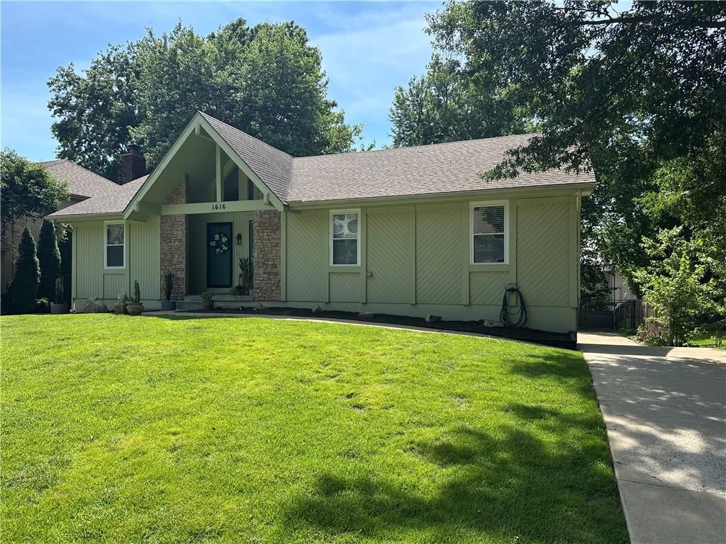 1616 NE Ridgeview Drive — photo 1