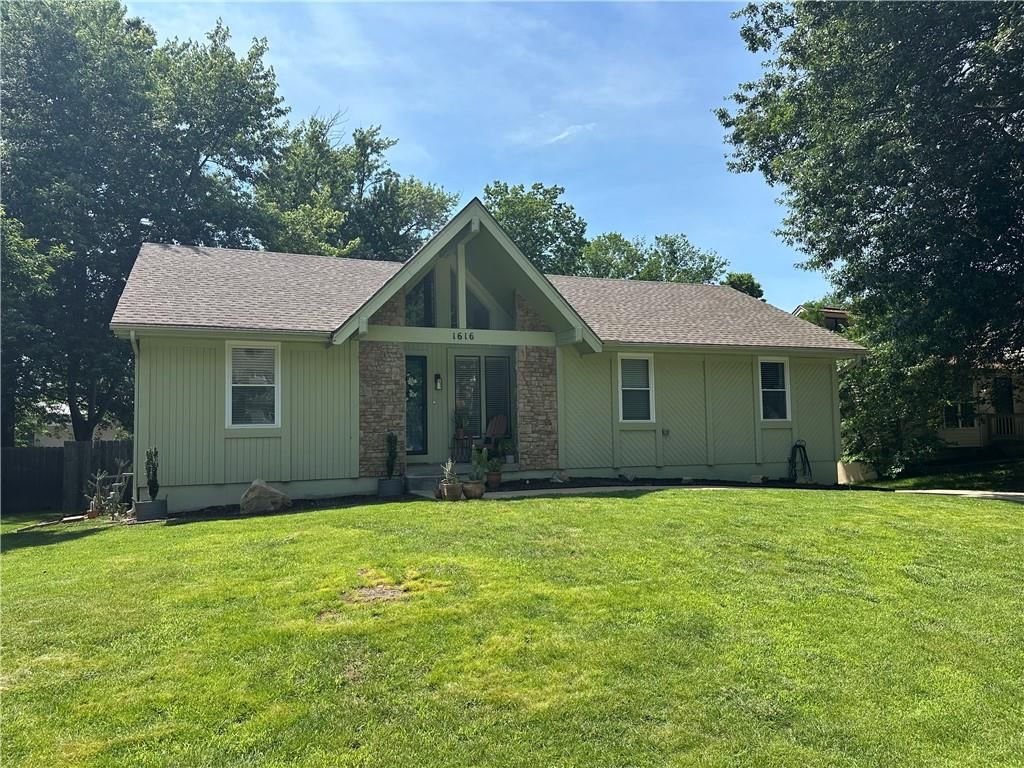 1616 NE Ridgeview Drive — photo 2