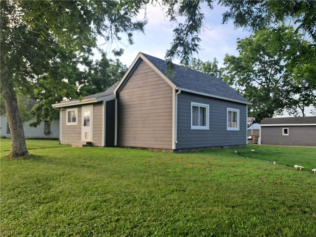 309 W LAKE Street, McLouth, KS