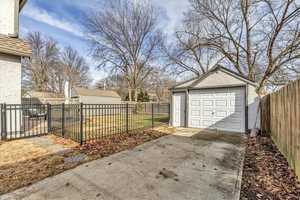 7547 Grand Avenue — photo 33