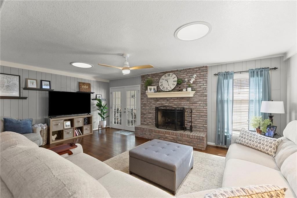 11601 WORNALL Road — photo 9