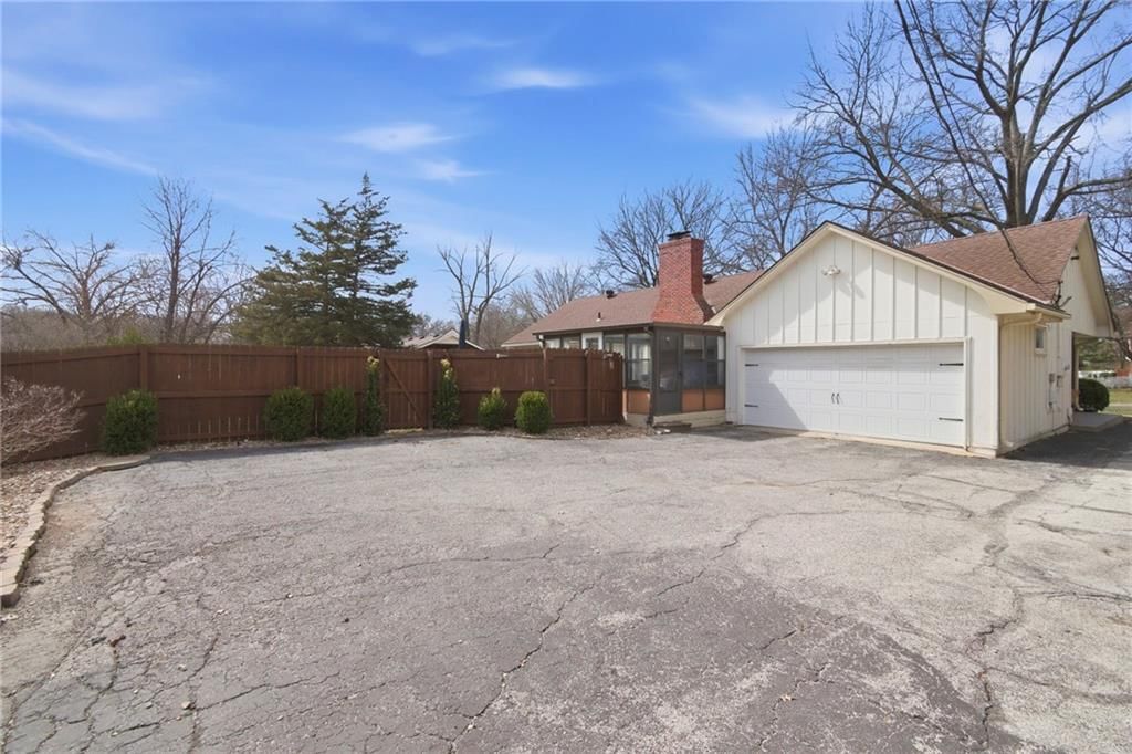 11601 WORNALL Road — photo 44