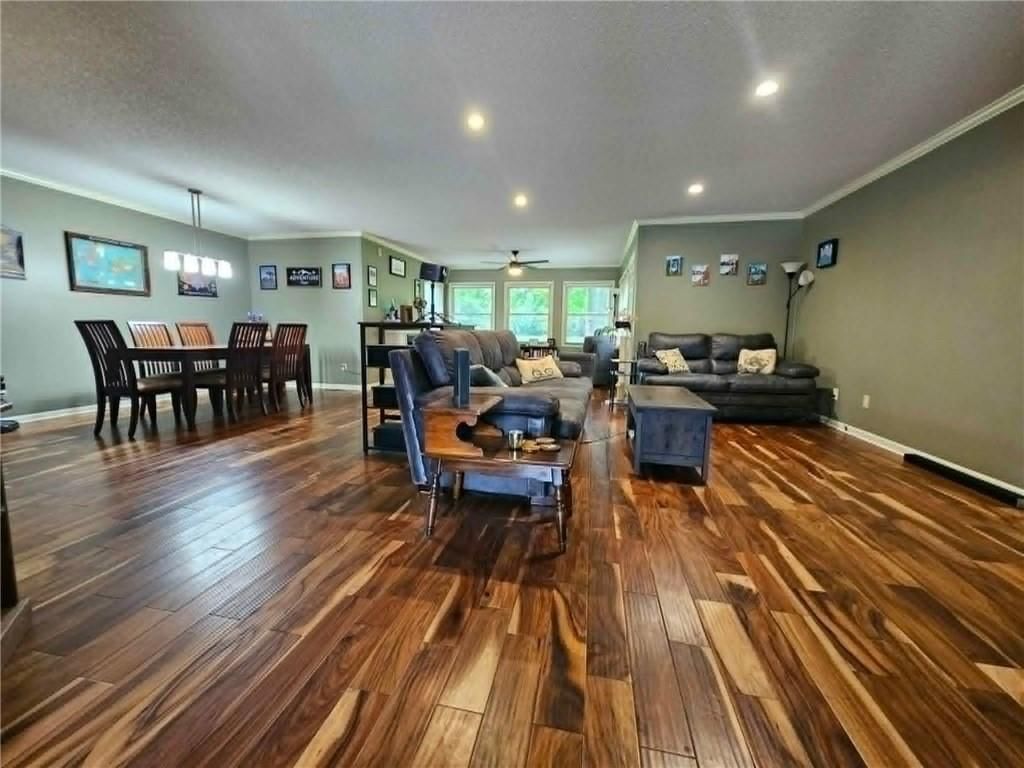 105 W Lincoln Street — photo 11