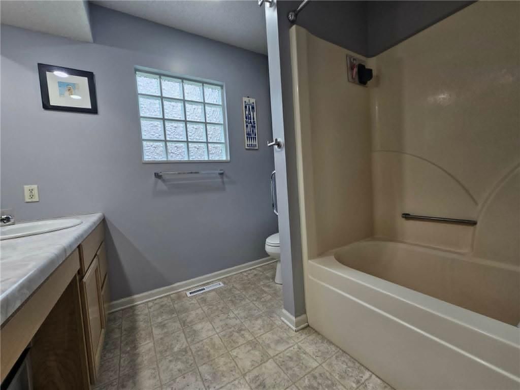 105 W Lincoln Street — photo 17