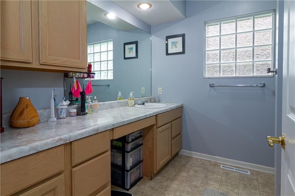 105 W Lincoln Street — photo 18