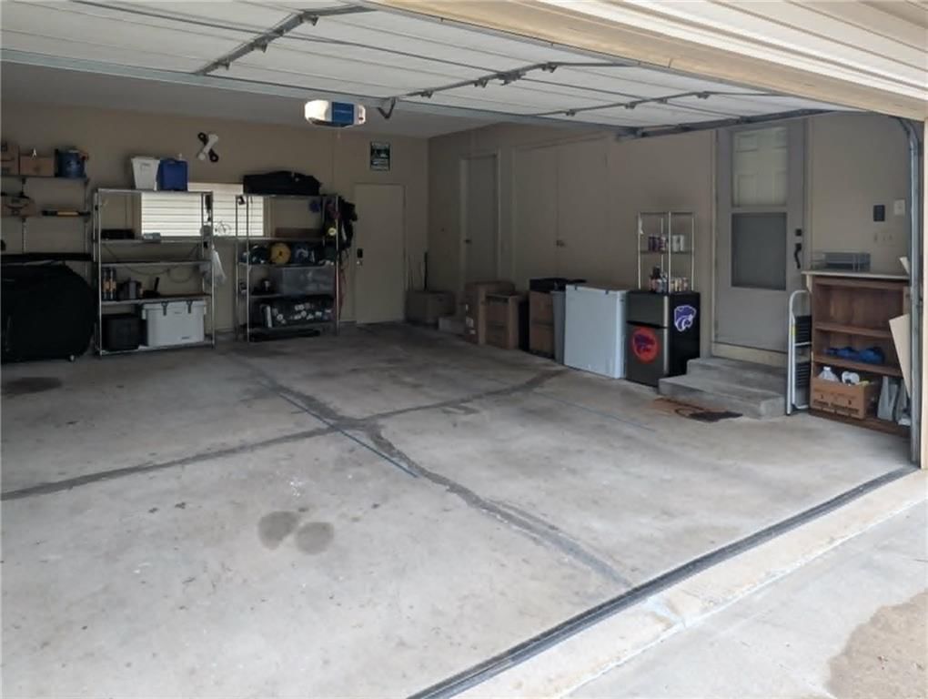 105 W Lincoln Street — photo 38