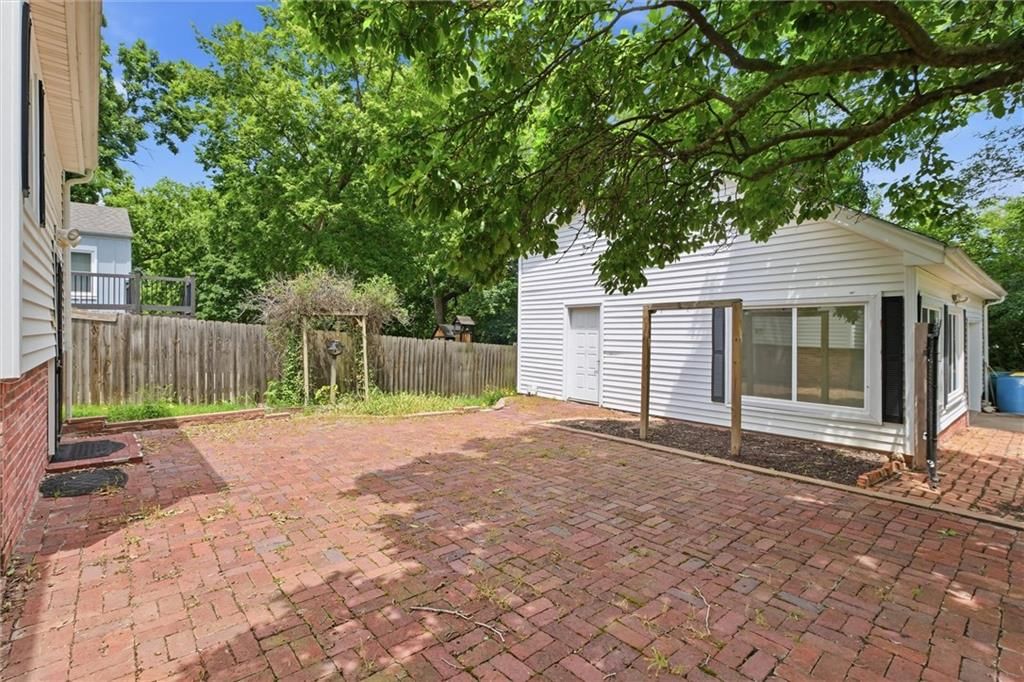 301 Allcutt Avenue — photo 4