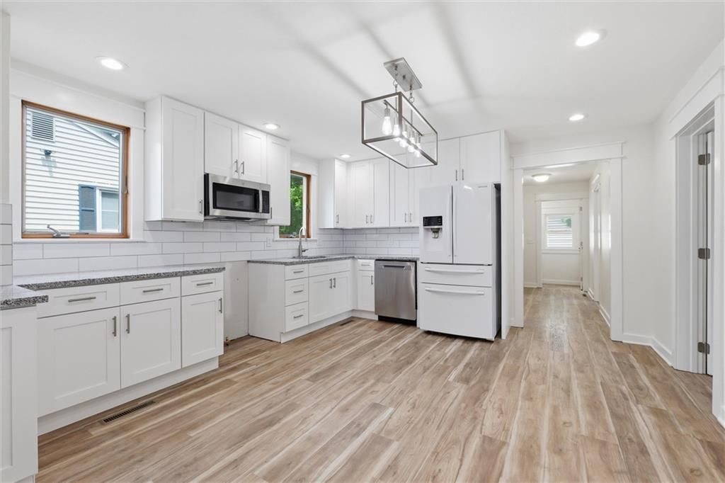 301 Allcutt Avenue — photo 10