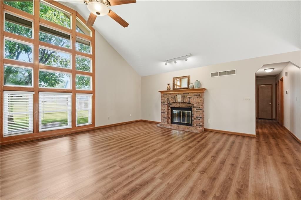 724 NE Colleen Drive — photo 4