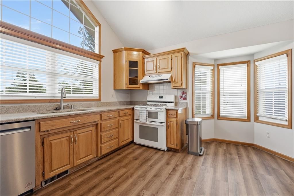 724 NE Colleen Drive — photo 5