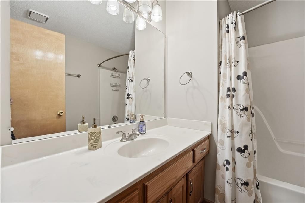 724 NE Colleen Drive — photo 13