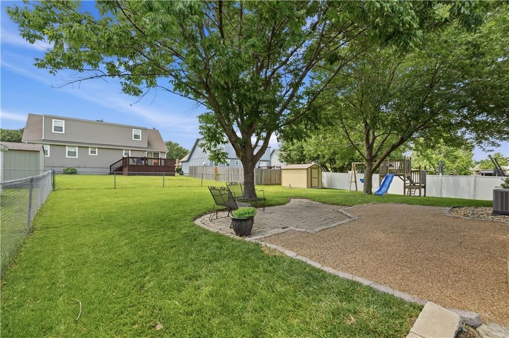 724 NE Colleen Drive — photo 30