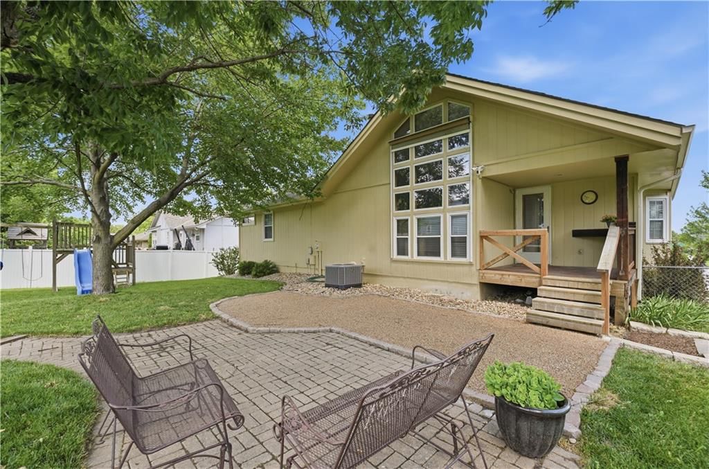 724 NE Colleen Drive — photo 31