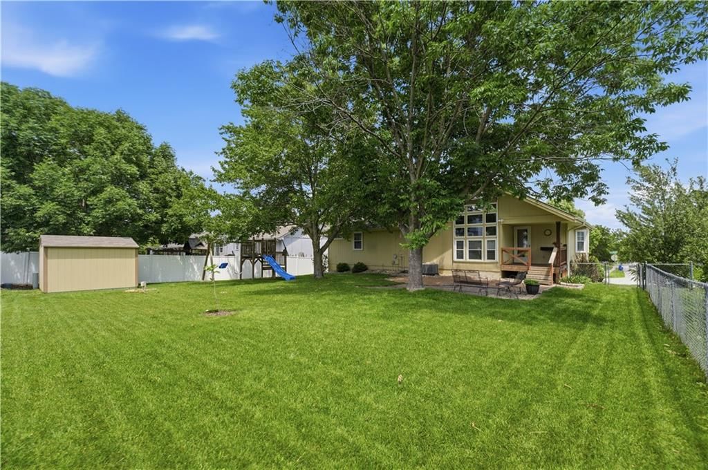 724 NE Colleen Drive — photo 32