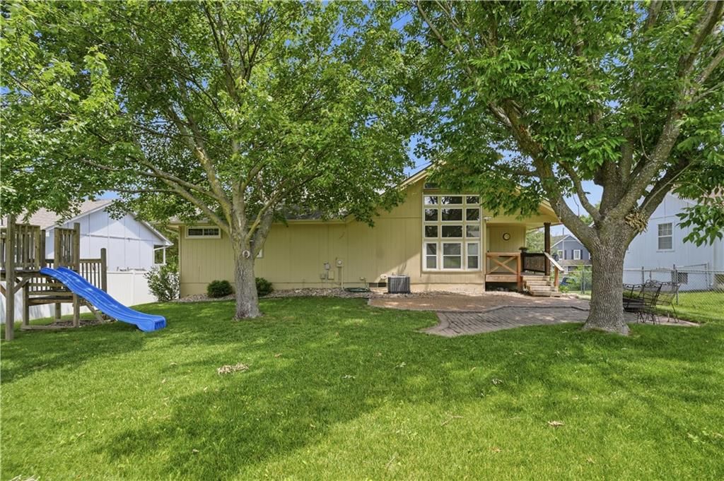 724 NE Colleen Drive — photo 33