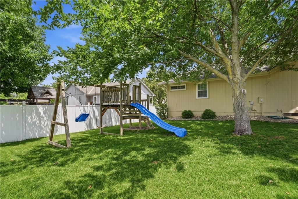 724 NE Colleen Drive — photo 34