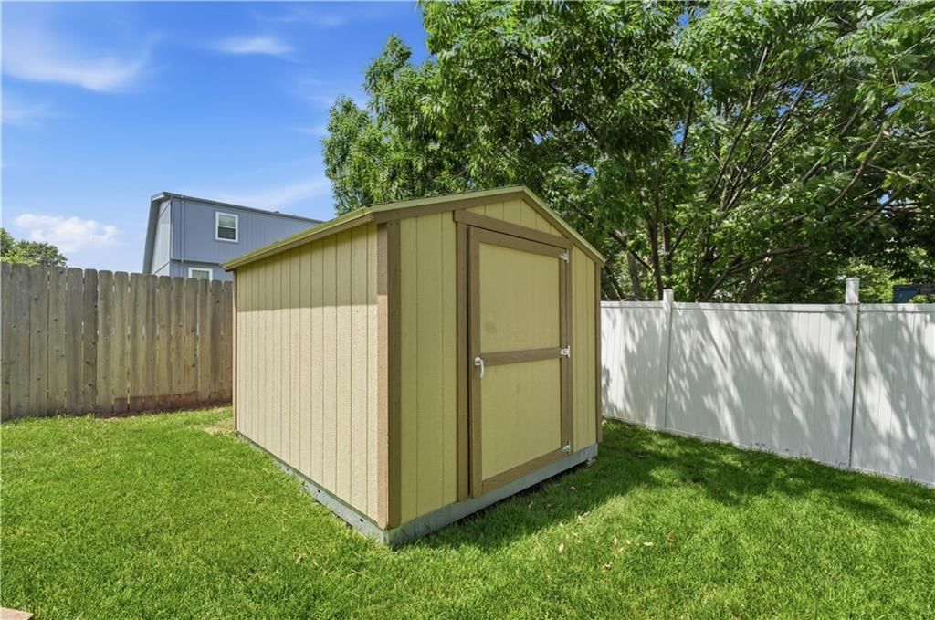 724 NE Colleen Drive — photo 35