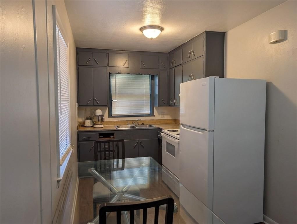137 S FULLER Street — photo 6