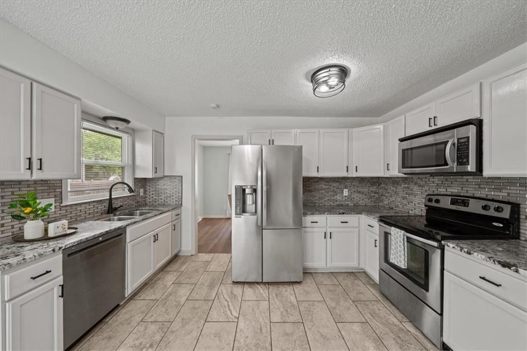 901 NW Springwood Drive — photo 3
