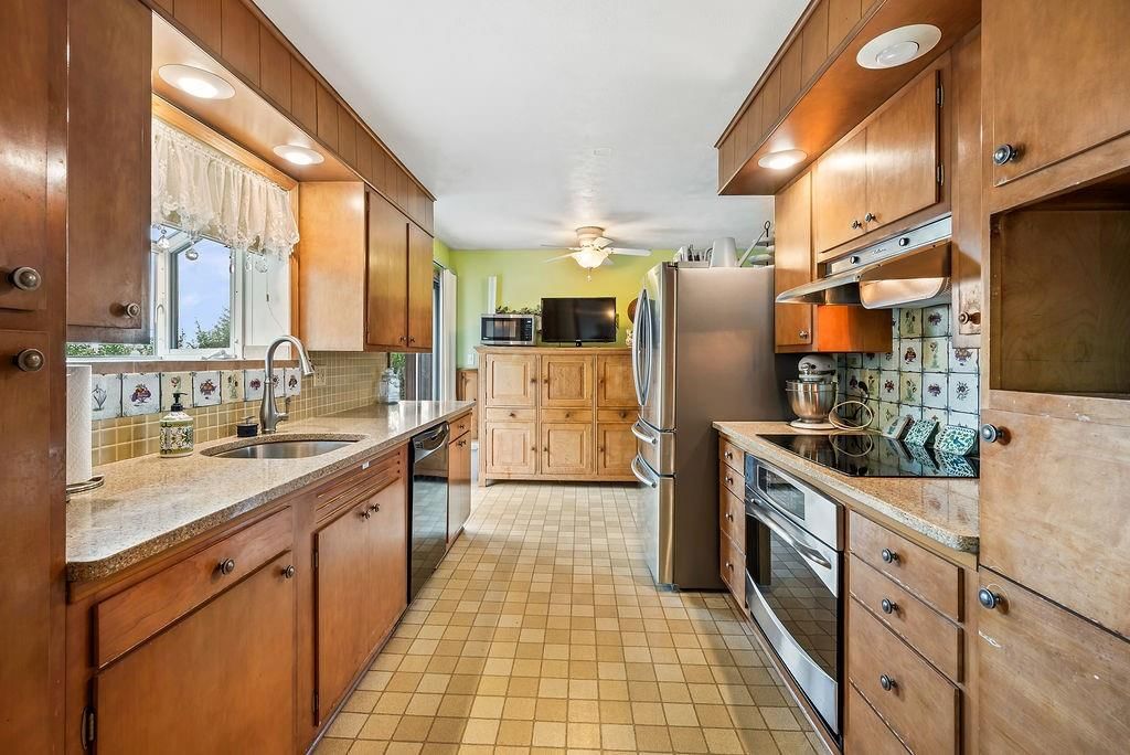 Photo 5 of 30 - 8601 Metcalf Avenue, Overland Park, KS 66212