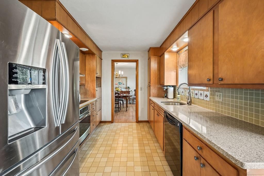 Photo 6 of 30 - 8601 Metcalf Avenue, Overland Park, KS 66212