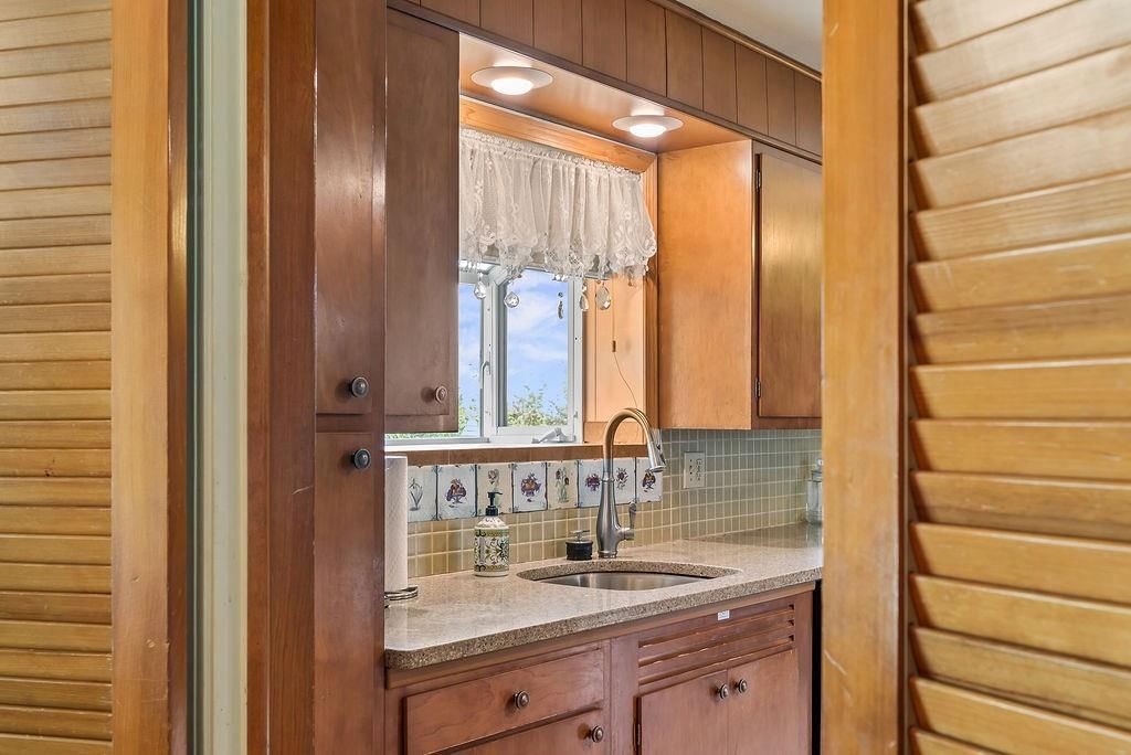Photo 8 of 30 - 8601 Metcalf Avenue, Overland Park, KS 66212