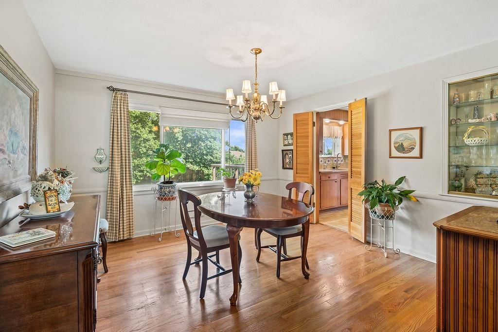 Photo 10 of 30 - 8601 Metcalf Avenue, Overland Park, KS 66212
