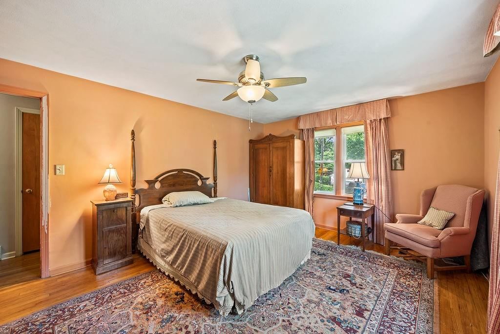 Photo 14 of 30 - 8601 Metcalf Avenue, Overland Park, KS 66212