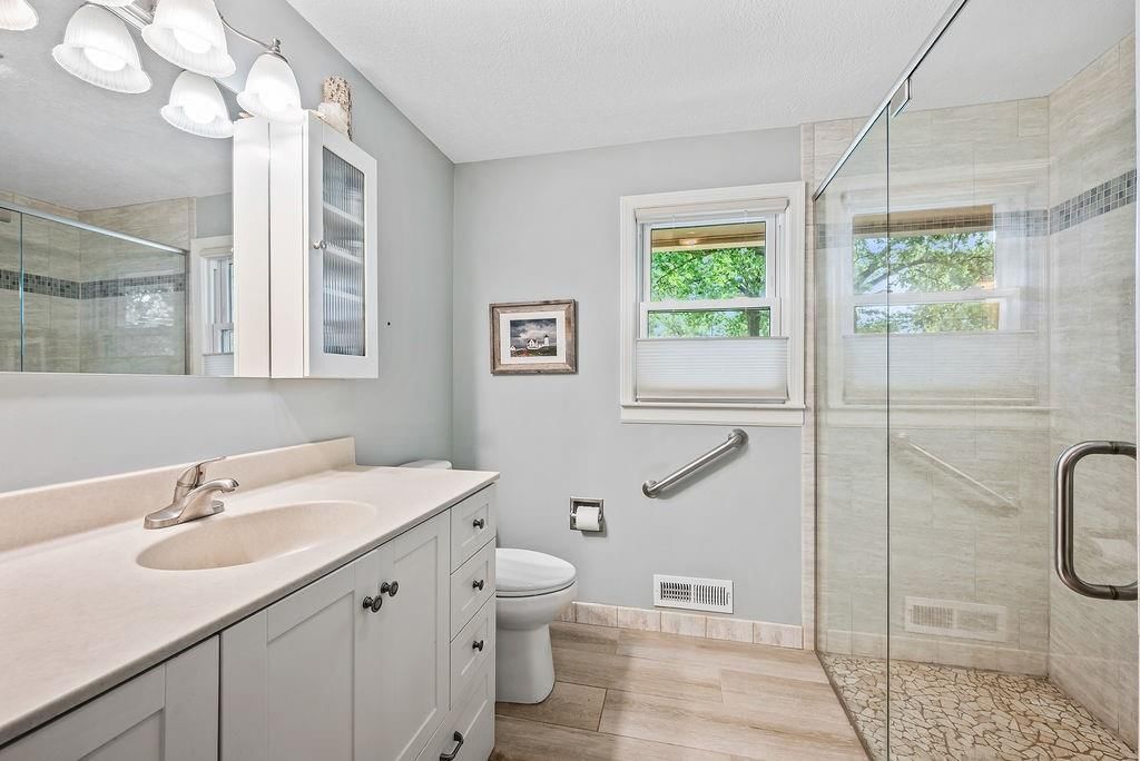 Photo 16 of 30 - 8601 Metcalf Avenue, Overland Park, KS 66212