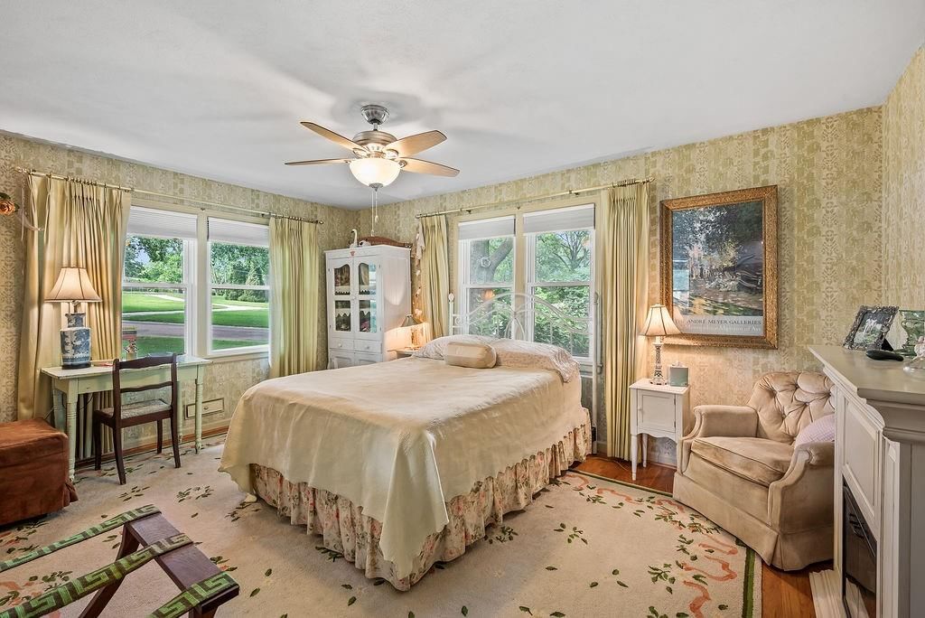 Photo 17 of 30 - 8601 Metcalf Avenue, Overland Park, KS 66212