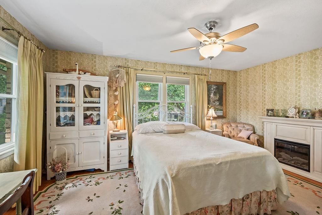 Photo 18 of 30 - 8601 Metcalf Avenue, Overland Park, KS 66212