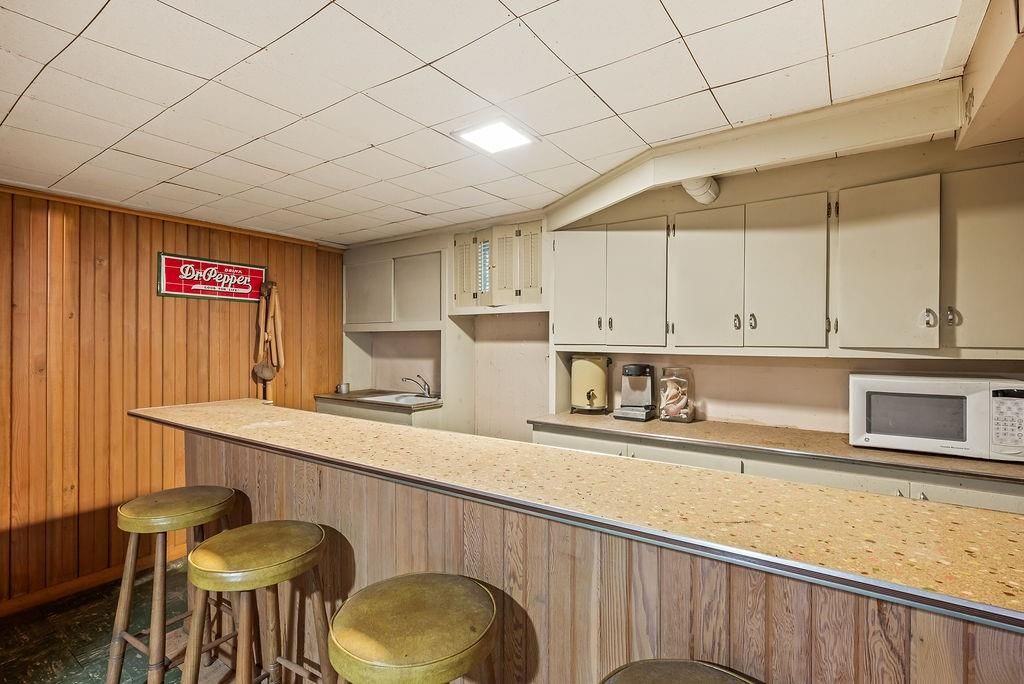 Photo 22 of 30 - 8601 Metcalf Avenue, Overland Park, KS 66212