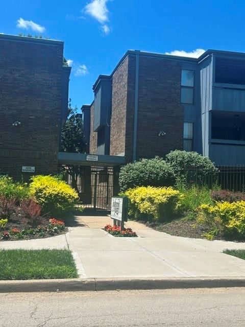 104 E 41 Street — photo 2