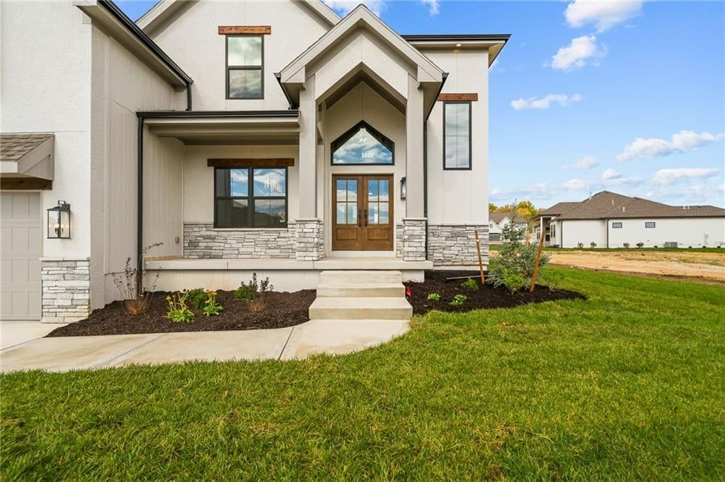 5695 Thousand Oaks Drive, Parkville, MO: listing photo 2