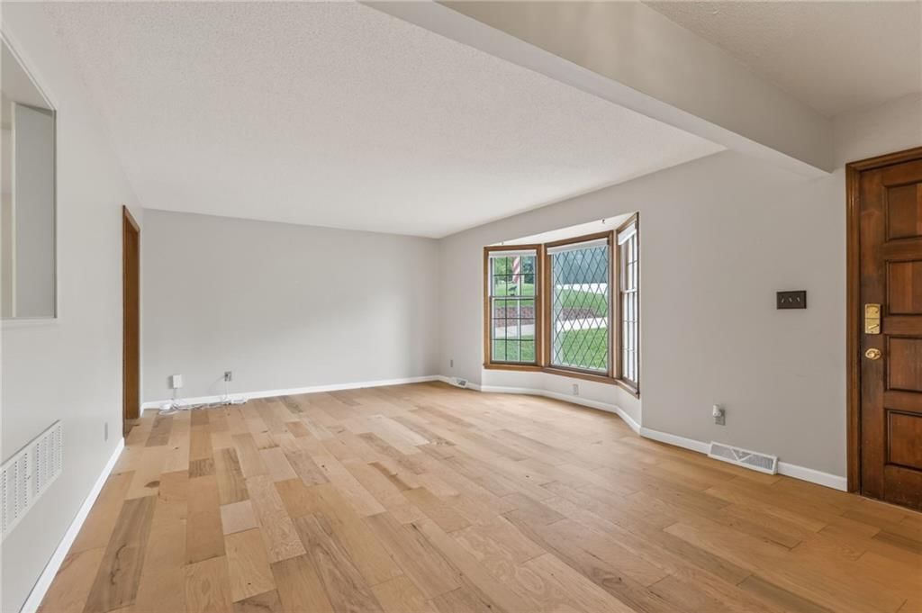 6832 Sterling Avenue — photo 4