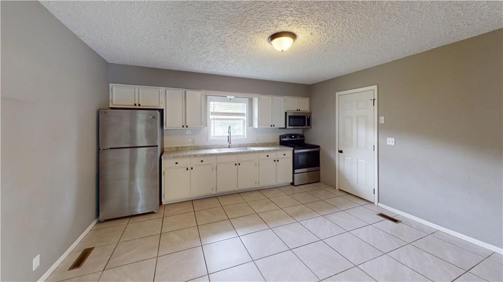 1010 W Douglas Street — photo 8
