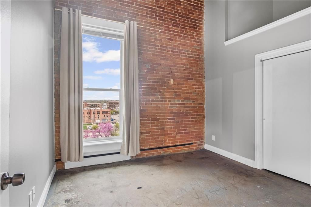 113 W 5th Street — photo 8
