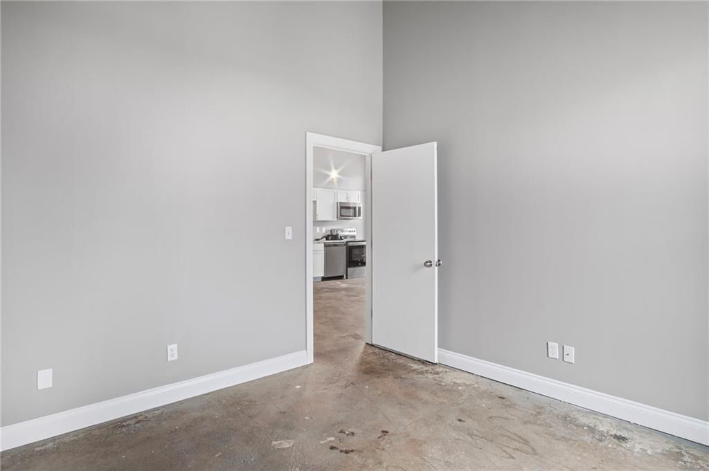 113 W 5th Street — photo 15