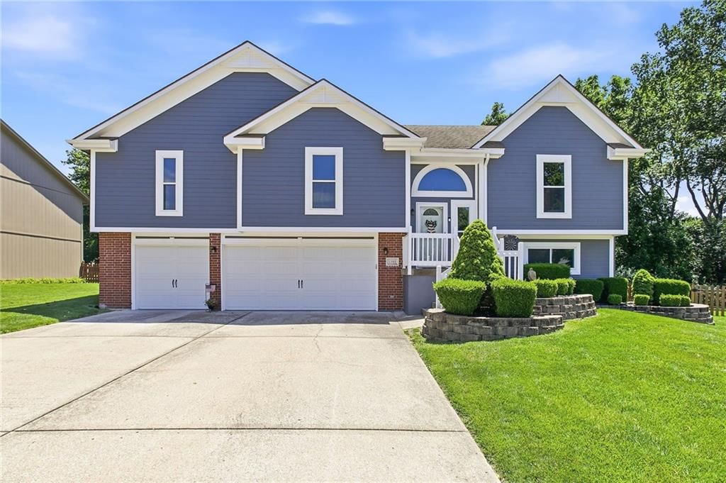 1301 NE Foxwood Drive — photo 1