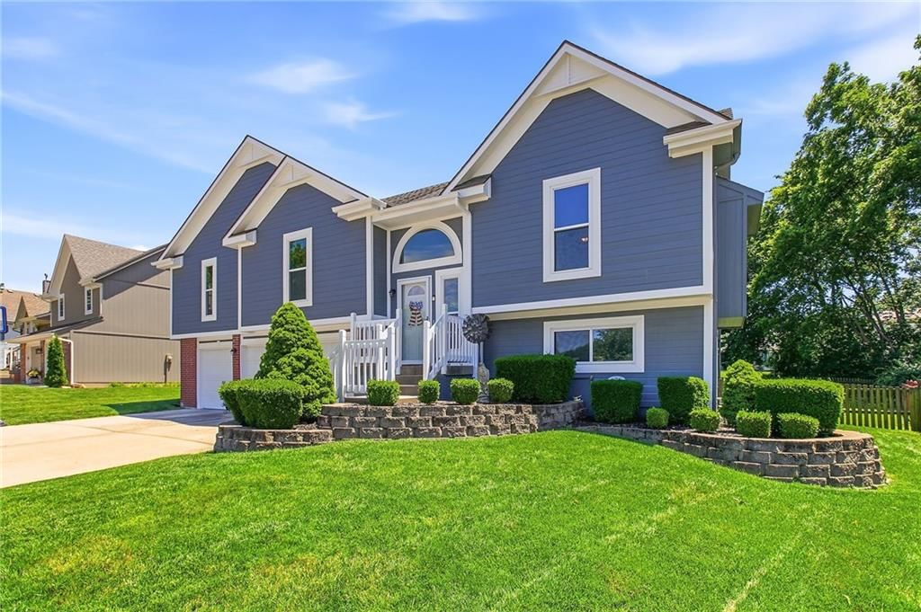1301 NE Foxwood Drive — photo 2