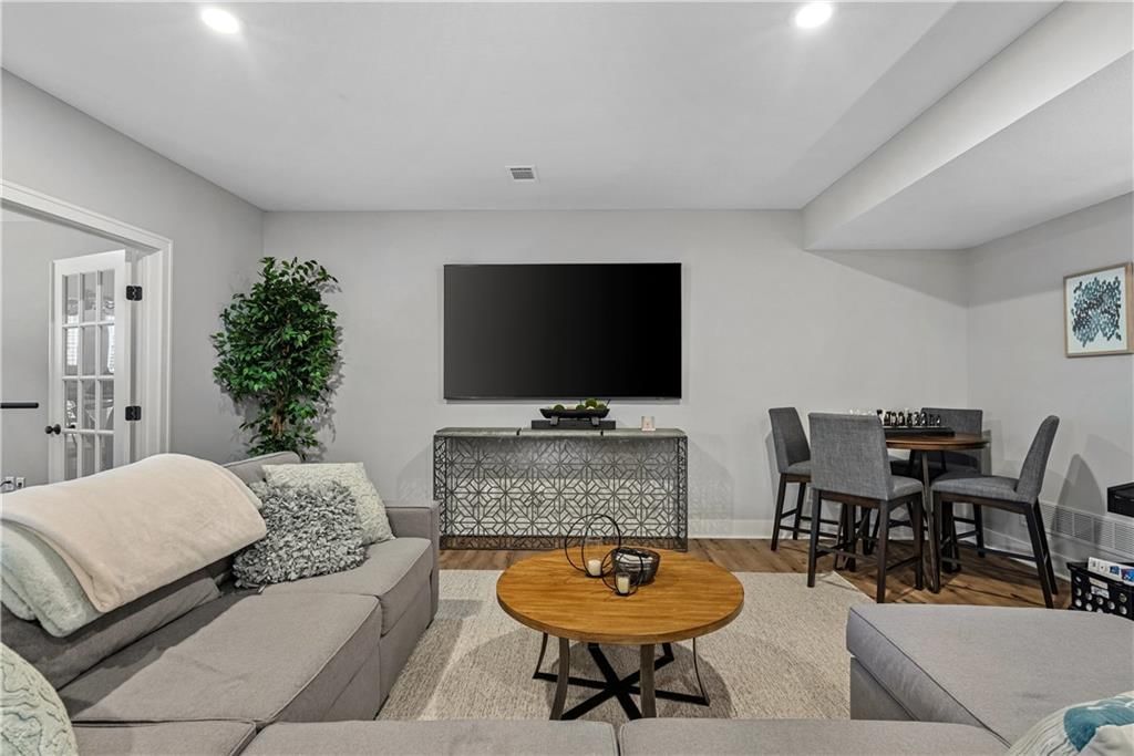 16105 Larsen Street — photo 32