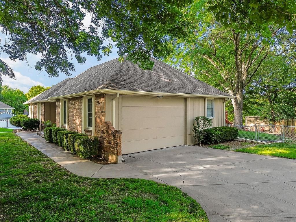 1801 NE Abbey Lane — photo 31