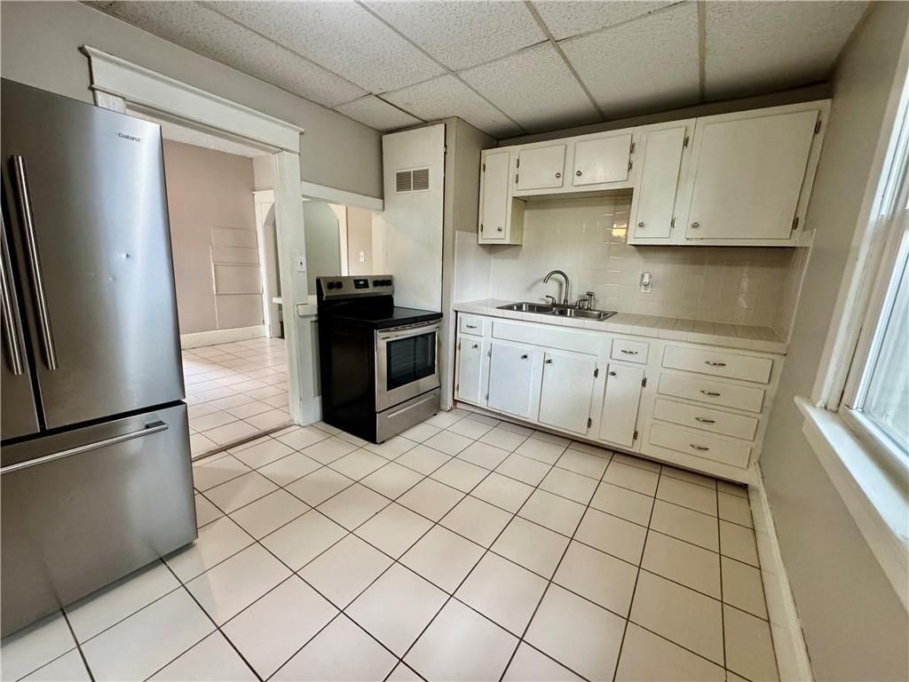 Photo 5 of 23 - 709 Rhodes Street, Grandview, MO 64030